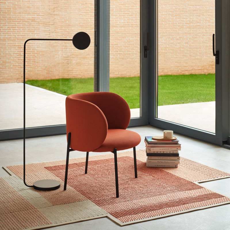 Chaise en tissu et métal avec dossier arrondi MOGI