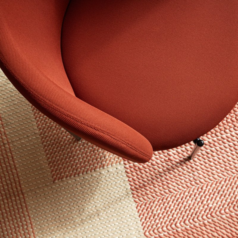Chaise en tissu et métal avec dossier arrondi MOGI