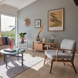 Fauteuil rétro en bois certifié et tissu gris JAKAIO