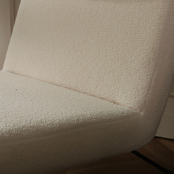 Fauteuil en tissu bouclé blanc avec repose-pieds FLIN