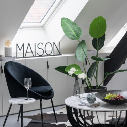 Petit fauteuil design dossier arrondi en velours noir IZIR