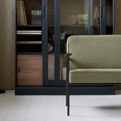 Canapé design scandinave rétro tissu olive accoudoirs bois - woood 