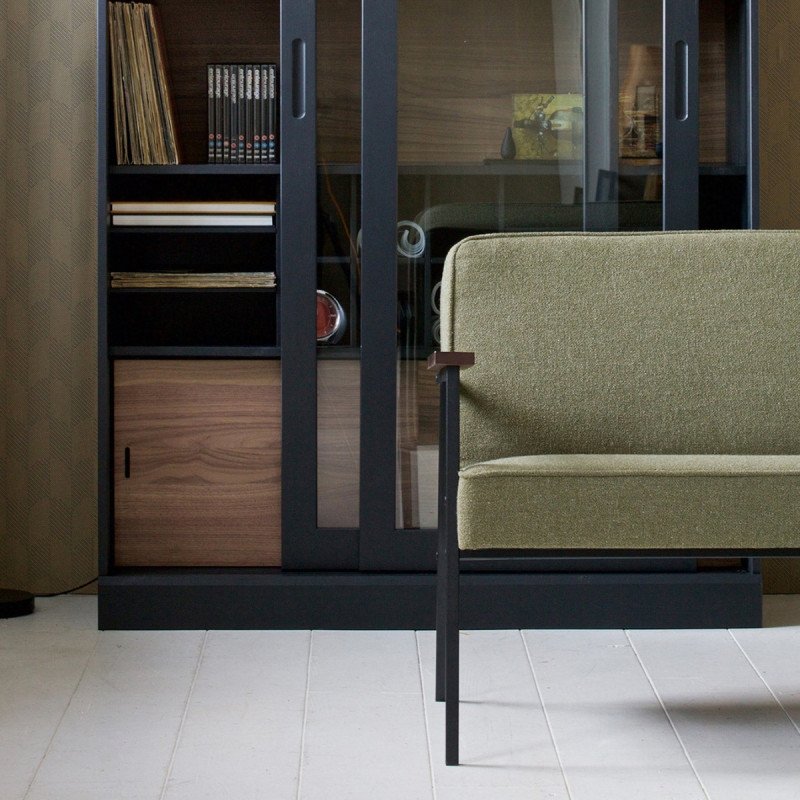 Canapé design scandinave rétro tissu olive accoudoirs bois - woood 